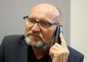 01.10.2020. Kielce. Na zdjęciu: prof. Marek Jóźwiak kierownik Stacji Monitoringu z Instytutu Geografii i Nauk o Środowisku Uniwersytetu Jana Kochanowskiego w Kielcach / Kamil Król / Radio Kielce