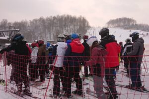 30.01.2021. Bałtów. Zajęcia edukacyjne na zaśnieżonym obiekcie / Anna Głąb / Radio Kielce