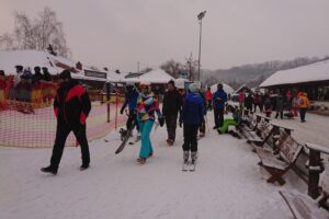 30.01.2021. Bałtów. Zajęcia edukacyjne na zaśnieżonym obiekcie / Anna Głąb / Radio Kielce