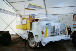 19.01.2021. Starachowice. Muzeum Przyrody i Techniki "Ekomuzeum" im. Jana Pazdura. Star 660 M2 Papamobile - replika / Wiktor Taszłow / Radio Kielce