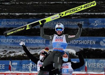 Kamil Stoch (w środku) świętuje zwycięstwo w TCS. Z lewej Dawid Kubacki, z prawej Piotr Żyła. / LUKAS BARTH-TUTTAS / PAP/EPA