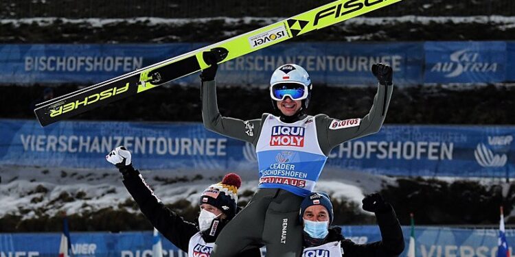 Kamil Stoch (w środku) świętuje zwycięstwo w TCS. Z lewej Dawid Kubacki, z prawej Piotr Żyła. / LUKAS BARTH-TUTTAS / PAP/EPA