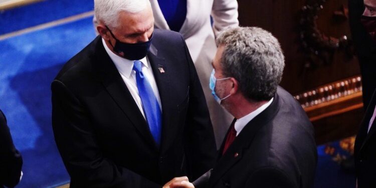 Kongres oficjalnie zatwierdził zwycięstwo Joe Bidena / PAP/EPA/JIM LO SCALZO