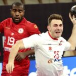 15.01.2021 Egipt. Mistrzostwa świata w piłce ręcznej. Mecz Tunezja - Polska. Na zdjęciu (od lewej): Mosbah Sanai i Arkadiusz Moryto / Khaled Elfiqi / POOL / PAP/EPA