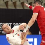 15.01.2021 Egipt. Mistrzostwa świata w piłce ręcznej. Mecz Tunezja - Polska. Na zdjęciu (od lewej): Rafał Przybylski i Jaballah Jihed / Khaled Elfiqi / POOL / PAP/EPA