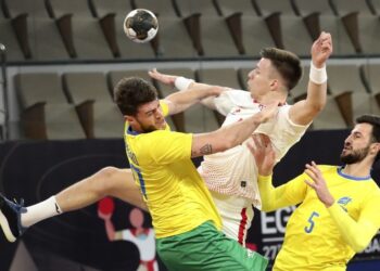 19.01.2021 Egipt. Mistrzostwa świata w piłce ręcznej. Mecz Brazylia - Polska. Na zdjęciu (od lewej): Haniel Langaro, Michał Olejniczak i Guilherme Torriani / Khaled Elfiqi / POOL / PAP/EPA