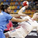 21.01.2021 Egipt. Mistrzostwa świata w piłce ręcznej. Mecz Urugwaj - Polska. Na zdjęciu (od lewej): Maximo Esteban Cancio Casas i Michał Olejniczak / Petr David Josek / PAP/EPA