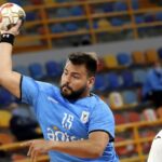 21.01.2021 Egipt. Mistrzostwa świata w piłce ręcznej. Mecz Urugwaj - Polska. Na zdjęciu (od lewej): Bruno Valentin Mendez Suarez i Dawid Dawydzik / Khaled Elfiqi / POOL / PAP/EPA