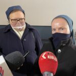 13.01.2021 Sandomierz. Przekazanie darów zebranych przez Caritas Diecezji Sandomierskiej w ramach akcji „Gwiazdka dla potrzebującego". Na zdjęciu (od lewej): siostra Małgorzata Chmielewska  ze schroniska dla kobiety w Lipowej i siostra Barbara Ziółkowska dyrektor Domu Pomocy Społecznej w Kurozwękach / Grażyna Szlęzak-Wójcik / Radio Kielce