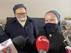 13.01.2021 Sandomierz. Przekazanie darów zebranych przez Caritas Diecezji Sandomierskiej w ramach akcji „Gwiazdka dla potrzebującego". Na zdjęciu (od lewej): siostra Małgorzata Chmielewska ze schroniska dla kobiety w Lipowej i siostra Barbara Ziółkowska dyrektor Domu Pomocy Społecznej w Kurozwękach / Grażyna Szlęzak-Wójcik / Radio Kielce