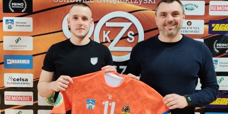 Na zdjęciu (od lewej): Kacper Lazarowicz i Karol Szewczyk - wiceprezes KSZO do spraw piłki ręcznej / KSZO Handball / facebook