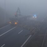 04.01.2020. Zalezianka. Samochód ciężarowy przewrócił się na jezdnię / Jarosław Kubalski / Radio Kielce