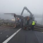 04.01.2020. Zalezianka. Samochód ciężarowy przewrócił się na jezdnię / Jarosław Kubalski / Radio Kielce