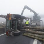 04.01.2020. Zalezianka. Samochód ciężarowy przewrócił się na jezdnię / Jarosław Kubalski / Radio Kielce