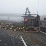 04.01.2020. Zalezianka. Samochód ciężarowy przewrócił się na jezdnię / Jarosław Kubalski / Radio Kielce