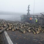 04.01.2020. Zalezianka. Samochód ciężarowy przewrócił się na jezdnię / Jarosław Kubalski / Radio Kielce