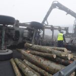 04.01.2020. Zalezianka. Samochód ciężarowy przewrócił się na jezdnię / Jarosław Kubalski / Radio Kielce