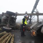 04.01.2020. Zalezianka. Samochód ciężarowy przewrócił się na jezdnię / Jarosław Kubalski / Radio Kielce