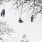 13.01.2021 Kielce. Zabawy dzieci na śniegu / Jarosław Kubalski / Radio Kielce