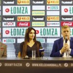 13.08.2020. Kielce. Konferencja prasowa. Na zdjęciu (od lewej): Marian Urban - Łomża Vive Kielce, Jagoda Iwańczuk - prezes Van Pur SA, Bertus Servaas - Łomża Vive Kielce / Jarosław Kubalski / Radio Kielce