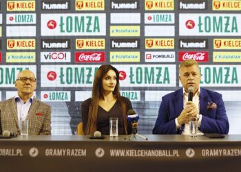 13.08.2020. Kielce. Konferencja prasowa. Na zdjęciu (od lewej): Marian Urban - Łomża Vive Kielce, Jagoda Iwańczuk - prezes Van Pur SA, Bertus Servaas - Łomża Vive Kielce / Jarosław Kubalski / Radio Kielce