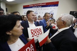 12.07.2020. Kielce. Sztab wyborczy PiS. Na zdjęciu (drugi z lewej): Marek Kwitek - poseł PiS, Mirosław Gębski - starosta kielecki, Krzysztof Lipiec - lider świętokrzyskich struktur PiS / Jarosław Kubalski / Radio Kielce