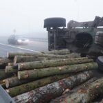 04.01.2020. Zalezianka. Samochód ciężarowy przewrócił się na jezdnię / Jarosław Kubalski / Radio Kielce