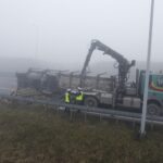 04.01.2020. Zalezianka. Samochód ciężarowy przewrócił się na jezdnię / Jarosław Kubalski / Radio Kielce