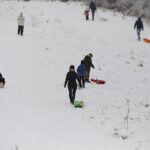 13.01.2021 Kielce. Zabawy dzieci na śniegu / Jarosław Kubalski / Radio Kielce