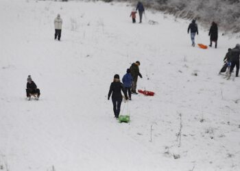 13.01.2021 Kielce. Zabawy dzieci na śniegu / Jarosław Kubalski / Radio Kielce