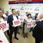 28.06.2020. Kielce. Sztab wyborczy PiS. Na zdjęciu (od lewej): Jarosław Karyś, Marek Kwitek - poseł PiS, Zbigniew Koniusz - wojewoda świętokrzyski, Tomasz Pleban - wicestarosta kielecki, Krzysztof Lipiec, poseł; lider świętokrzyskiego PiS / Jarosław Kubalski / Radio Kielce
