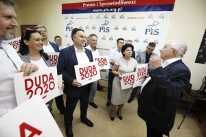 28.06.2020. Kielce. Sztab wyborczy PiS. Na zdjęciu (od lewej): Jarosław Karyś, Marek Kwitek - poseł PiS, Zbigniew Koniusz - wojewoda świętokrzyski, Tomasz Pleban - wicestarosta kielecki, Krzysztof Lipiec, poseł; lider świętokrzyskiego PiS / Jarosław Kubalski / Radio Kielce