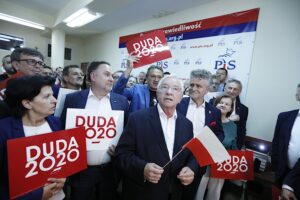 12.07.2020. Kielce. Sztab wyborczy PiS. Na zdjęciu (drugi z lewej): Marek Kwitek - poseł PiS, Mirosław Gębski - starosta kielecki, Krzysztof Lipiec - lider świętokrzyskich struktur PiS, Krzysztof Słoń - senator PiS, Zbigniew Koniusz - wojewoda świętokrzyski / Jarosław Kubalski / Radio Kielce