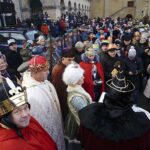 06.01.2020 Kielce. Orszak Trzech Króli. Na zdjęciu (od lewej): Przemysław Predygier (Melchior) - dyrektor TVP3 Kielce, pułkownik Jarosław Molisak (Kacper) - szef Wojewódzkiego Sztabu Wojskowego w Kielcach i Marek Adamczak (Talanger) - założyciel Muzeum Samochodu Papieskiego JP2 w Kielcach / Jarosław Kubalski / Radio Kielce