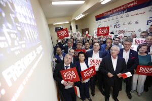 12.07.2020. Kielce. Sztab wyborczy PiS. Na zdjęciu (z lewej): Marek Kwitek - poseł PiS, Mirosław Gębski - starosta kielecki, Krzysztof Lipiec - lider świętokrzyskich struktur PiS, Krzysztof Słoń - senator PiS, Zbigniew Koniusz - wojewoda świętokrzyski / Jarosław Kubalski / Radio Kielce