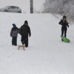 13.01.2021 Kielce. Zabawy dzieci na śniegu / Jarosław Kubalski / Radio Kielce