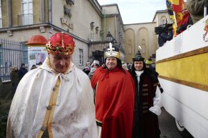 06.01.2020 Kielce. Orszak Trzech Króli. Na zdjęciu (od lewej): pułkownik Jarosław Molisak (Kacper) - szef Wojewódzkiego Sztabu Wojskowego w Kielcach, Przemysław Predygier (Melchior) - dyrektor TVP3 Kielce i Grzegorz Motak (Baltazar) - dowódca 10. Świętokrzyskiej Brygady Obrony Terytorialnej / Jarosław Kubalski / Radio Kielce