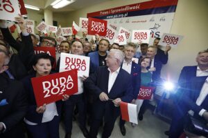 12.07.2020. Kielce. Sztab wyborczy PiS. Na zdjęciu (z lewej): Marek Kwitek - poseł PiS, Mirosław Gębski - starosta kielecki, Krzysztof Lipiec - lider świętokrzyskich struktur PiS, Krzysztof Słoń - senator PiS, Zbigniew Koniusz - wojewoda świętokrzyski / Jarosław Kubalski / Radio Kielce