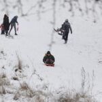 13.01.2021 Kielce. Zabawy dzieci na śniegu / Jarosław Kubalski / Radio Kielce
