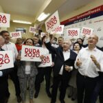 28.06.2020. Kielce. Sztab wyborczy PiS.  Na zdjęciu (od lewej): Jarosław Karyś, Krzysztof Słoń - senator PiS, Marek Kwitek, poseł PiS, Krzysztof Lipiec, poseł; lider świętokrzyskiego PiS, Piotr Wawrzyk - wiceminister spraw zagranicznych, Mirosław Gębski - starosta kielecki i Tomasz Pleban - wicestarosta kielecki / Jarosław Kubalski / Radio Kielce