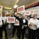 28.06.2020. Kielce. Sztab wyborczy PiS.  Na zdjęciu (od lewej): Jarosław Karyś, Krzysztof Słoń - senator PiS, Marek Kwitek, poseł PiS, Krzysztof Lipiec, poseł; lider świętokrzyskiego PiS, Piotr Wawrzyk - wiceminister spraw zagranicznych, Mirosław Gębski - starosta kielecki i Tomasz Pleban - wicestarosta kielecki / Jarosław Kubalski / Radio Kielce