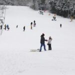 13.01.2021 Kielce. Zabawy dzieci na śniegu / Jarosław Kubalski / Radio Kielce