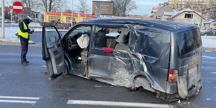 29.01.2021. Kielce. Wypadek na skrzyżowaniu ulic Źródłowej i Sandomierskiej / Jarosław Kubalski / Radio Kielce