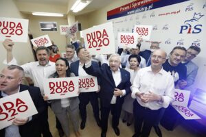 28.06.2020. Kielce. Sztab wyborczy PiS. Na zdjęciu (od lewej): Jarosław Karyś, Marek Kwitek, poseł PiS, Krzysztof Lipiec, poseł; lider świętokrzyskiego PiS, Piotr Wawrzyk - wiceminister spraw zagranicznych, Mirosław Gębski - starosta kielecki i Tomasz Pleban - wicestarosta kielecki / Jarosław Kubalski / Radio Kielce