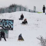 13.01.2021 Kielce. Zabawy dzieci na śniegu / Jarosław Kubalski / Radio Kielce