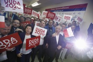 12.07.2020. Kielce. Sztab wyborczy PiS. Na zdjęciu (z lewej): Marek Kwitek - poseł PiS, Mirosław Gębski - starosta kielecki, Krzysztof Lipiec - lider świętokrzyskich struktur PiS, Krzysztof Słoń - senator PiS, Zbigniew Koniusz - wojewoda świętokrzyski / Jarosław Kubalski / Radio Kielce