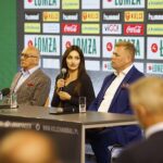 13.08.2020. Kielce. Konferencja prasowa. Na zdjęciu (od lewej): Marian Urban - Łomża Vive Kielce, Jagoda Iwańczuk - prezes Van Pur SA, Bertus Servaas - Łomża Vive Kielce / Jarosław Kubalski / Radio Kielce