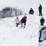 13.01.2021 Kielce. Zabawy dzieci na śniegu / Jarosław Kubalski / Radio Kielce