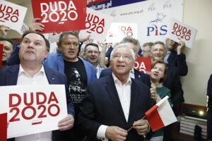 12.07.2020. Kielce. Sztab wyborczy PiS. Na zdjęciu (z lewej): Marek Kwitek - poseł PiS, Mirosław Gębski - starosta kielecki, Krzysztof Lipiec - lider świętokrzyskich struktur PiS, Krzysztof Słoń - senator PiS, Zbigniew Koniusz - wojewoda świętokrzyski / Jarosław Kubalski / Radio Kielce