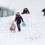 13.01.2021 Kielce. Zabawy dzieci na śniegu / Jarosław Kubalski / Radio Kielce